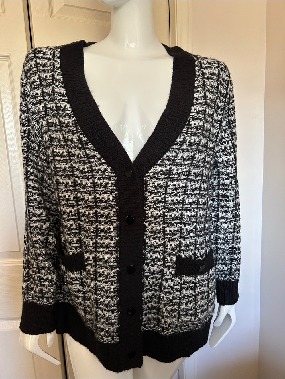 torrid Black & White Knit VâNeck Cardigan with Silver Sequins, Size 1x